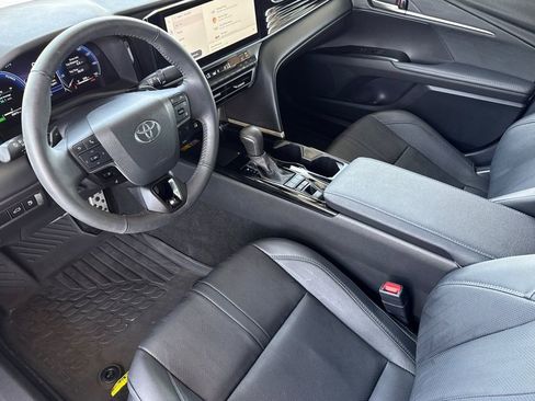Used 2025 Toyota Camry XSE FWD image 5