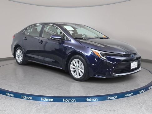 Used 2025 Toyota Corolla XLE FWD image 4