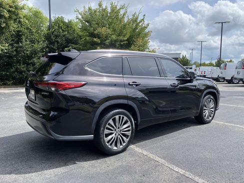 Used 2022 Toyota Highlander Platinum FWD image 9