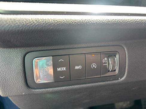 Used 2025 Chevrolet Traverse LT AWD/4WD image 11