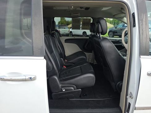 Used 2015 Chrysler Town & Country Touring w/ Driver Convenience Group FWD image 25