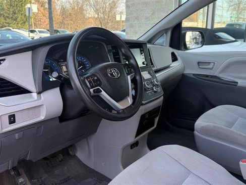 Used 2018 Toyota Sienna L image 12
