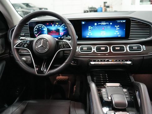 Used 2024 Mercedes-Benz GLS 450 4MATIC image 11
