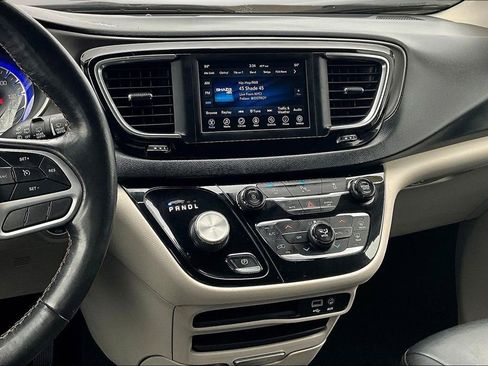 Used 2020 Chrysler Pacifica Touring-L image 10