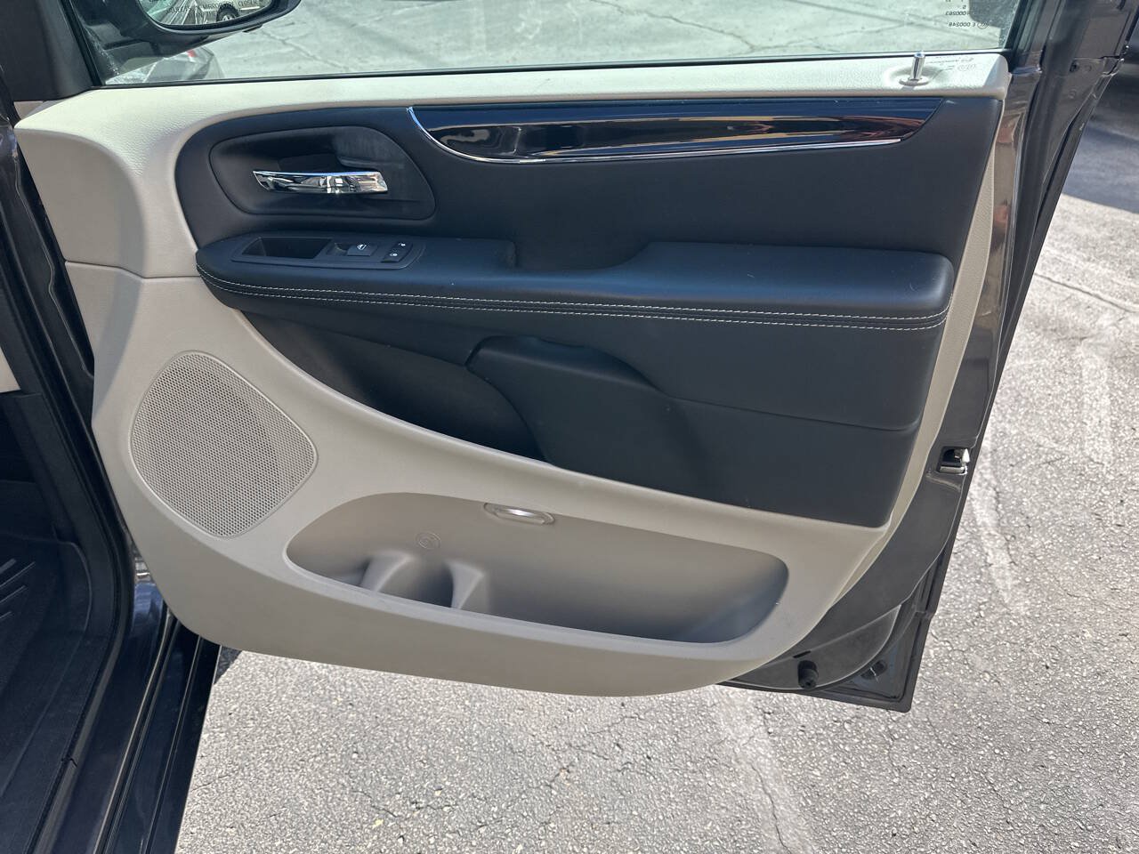 Used 2017 Dodge Grand Caravan SXT FWD image 11