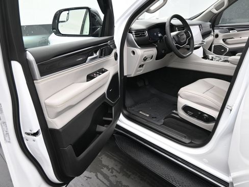 Used 2024 Jeep Wagoneer 4WD w/ Premium Group I image 16