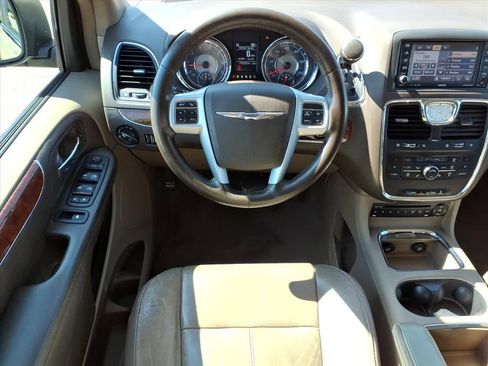 Used 2011 Chrysler Town & Country Limited image 12