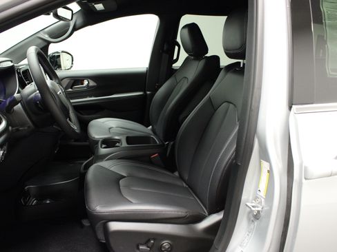 New 2026 Chrysler Pacifica Select AWD/4WD image 18