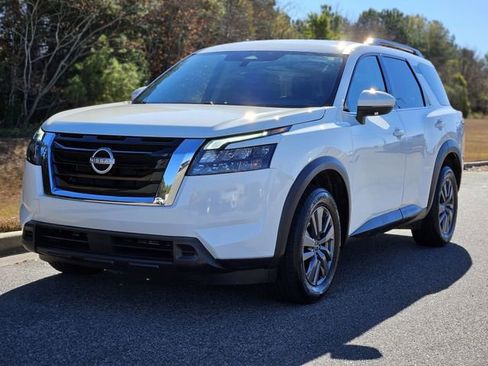 Used 2024 Nissan Pathfinder SV image 6