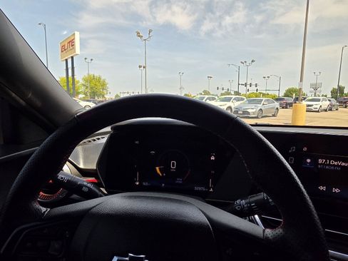 Used 2025 Chevrolet Trax RS w/ Driver Confidence Package FWD image 27