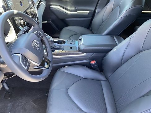 Certified 2026 Toyota Highlander Limited AWD/4WD image 23