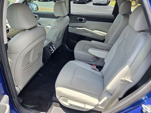 Used 2023 Kia Sorento EX w/ Panoramic Sunroof Package FWD image 11