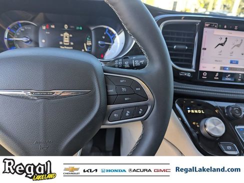 Used 2022 Chrysler Pacifica Limited image 27
