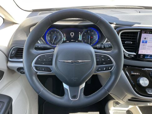 Used 2023 Chrysler Pacifica Touring-L image 16