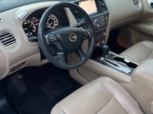 Used 2020 Nissan Pathfinder Platinum image 2