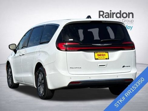 Used 2024 Chrysler Pacifica Limited FWD image 4