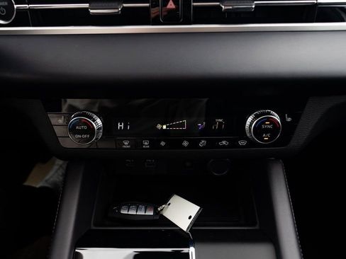 New 2025 Mitsubishi Outlander SE image 16