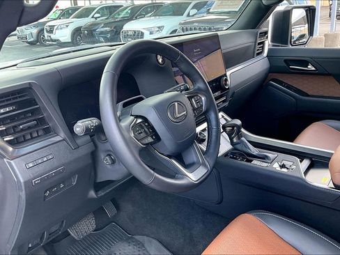 Used 2025 Lexus GX 550 w/ Accessory Package (2T) AWD/4WD image 17
