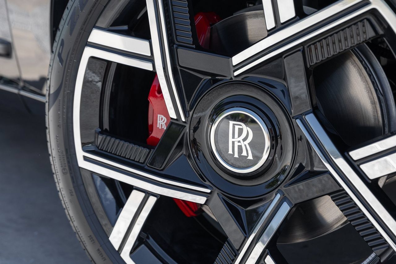 New 2027 Rolls-Royce Cullinan Black Badge AWD/4WD image 2