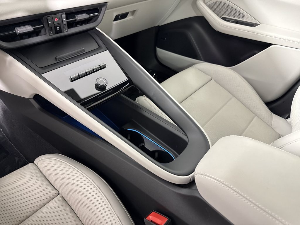 Certified 2025 Porsche Macan Electric RWD image 33