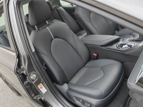 Used 2018 Toyota Camry XSE FWD image 19