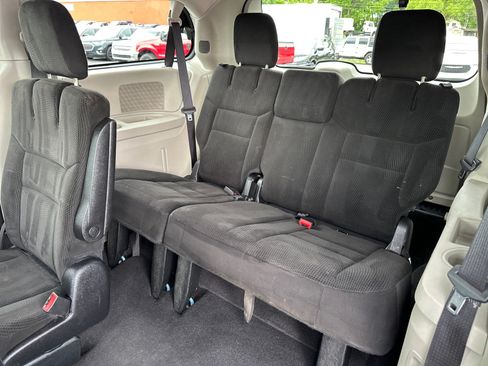 Used 2017 Dodge Grand Caravan SE w/ UConnect Hands-Free Group FWD image 16