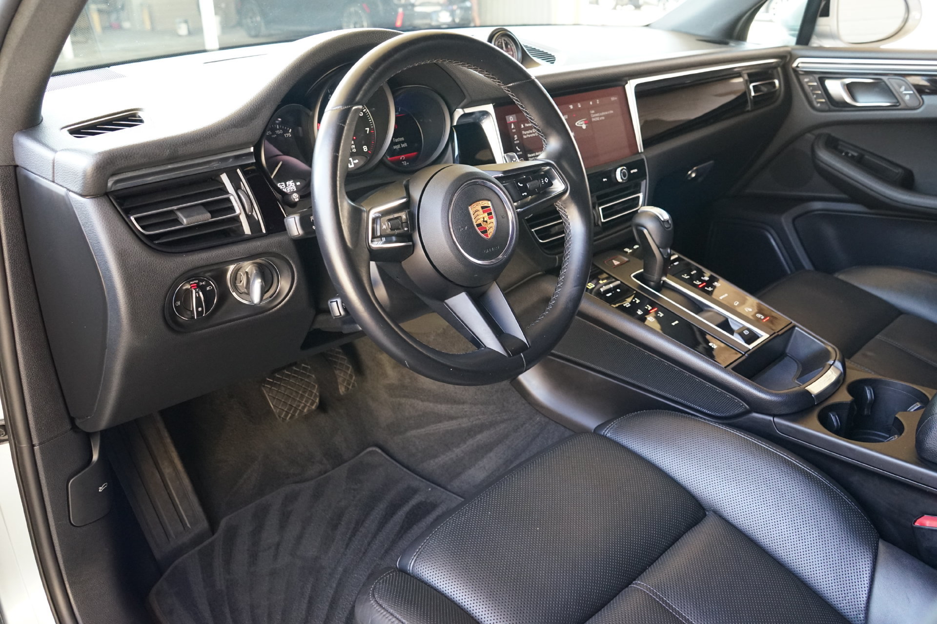 Used 2022 Porsche Macan AWD/4WD image 2