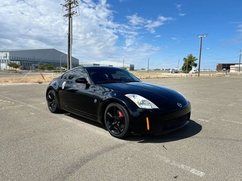 Used 2005 Nissan 350Z 35th Anniversary Edition w/ (N93) Cargo Convenience Pkg RWD image 3