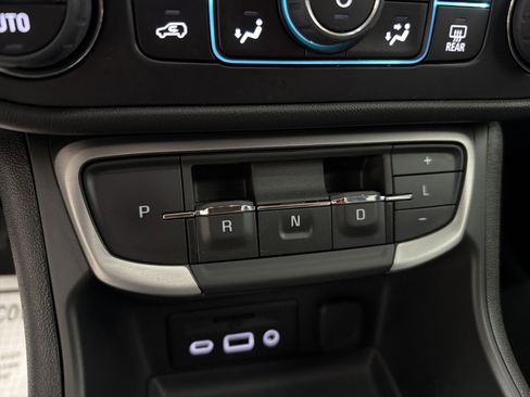 Used 2023 GMC Terrain SLT w/ Infotainment Package II image 16