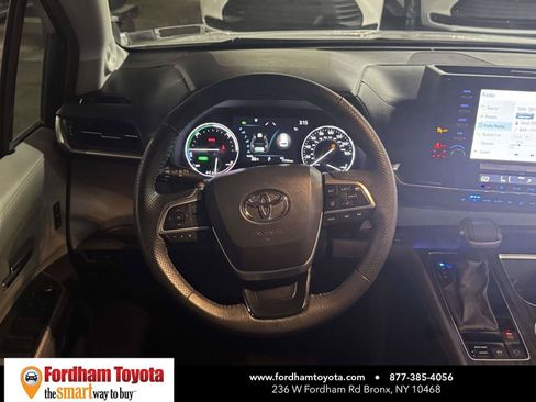 Used 2024 Toyota Sienna Limited AWD/4WD image 13