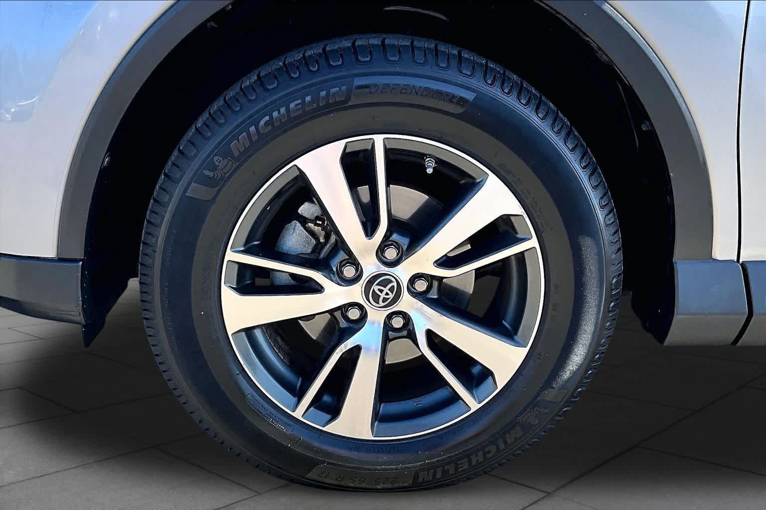 Used 2018 Toyota RAV4 XLE AWD/4WD image 10