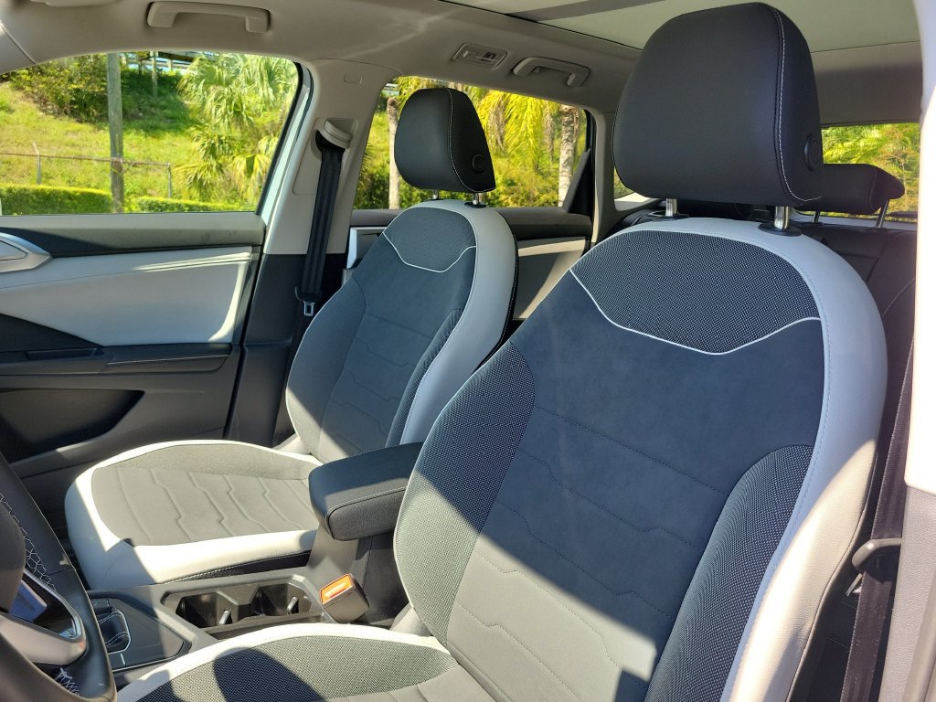 Used 2025 Volkswagen Taos SE w/ Panoramic Sunroof Package FWD image 21