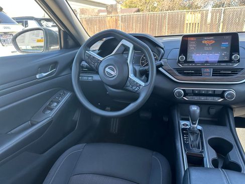 Used 2025 Nissan Altima 2.5 SV image 34