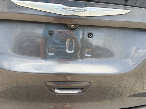 Used 2017 Chrysler Pacifica Touring-L FWD image 9