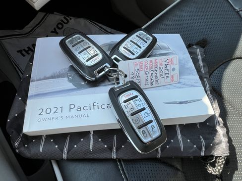 Used 2021 Chrysler Pacifica Limited w/ Uconnect Theater Family Group AWD/4WD image 37