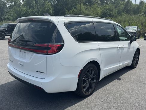 Used 2025 Chrysler Pacifica Limited FWD image 5