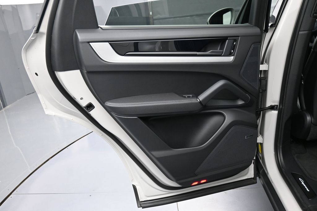 Certified 2026 Porsche Cayenne E-Hybrid AWD/4WD image 23