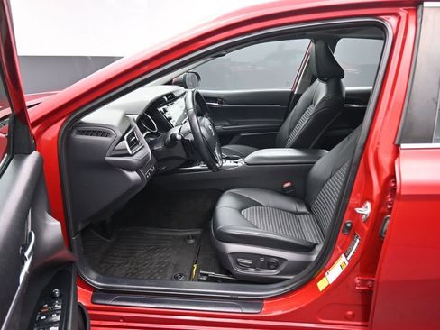 Used 2020 Toyota Camry SE w/ Sunroof Package FWD image 11