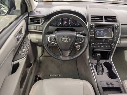 Used 2017 Toyota Camry XLE image 12