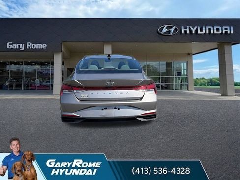 Used 2023 Hyundai Elantra SE FWD image 4