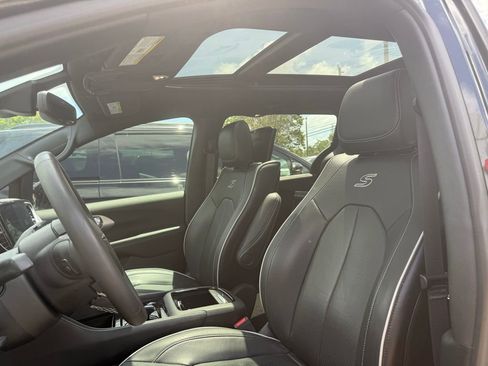 Used 2024 Chrysler Pacifica Limited w/ Uconnect Theater Family Group image 14