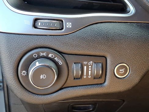 Used 2019 Jeep Cherokee Latitude Plus w/ Comfort/Convenience Group image 16