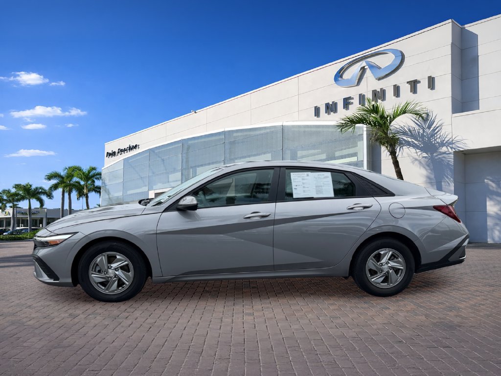 Used 2025 Hyundai Elantra SE FWD image 4