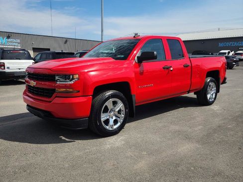 Used 2018 Chevrolet Silverado 1500 Custom w/ Custom Value Package image 3