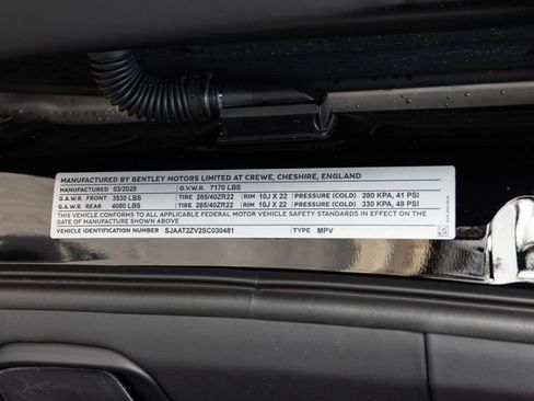 Used 2025 Bentley Bentayga V8 image 92