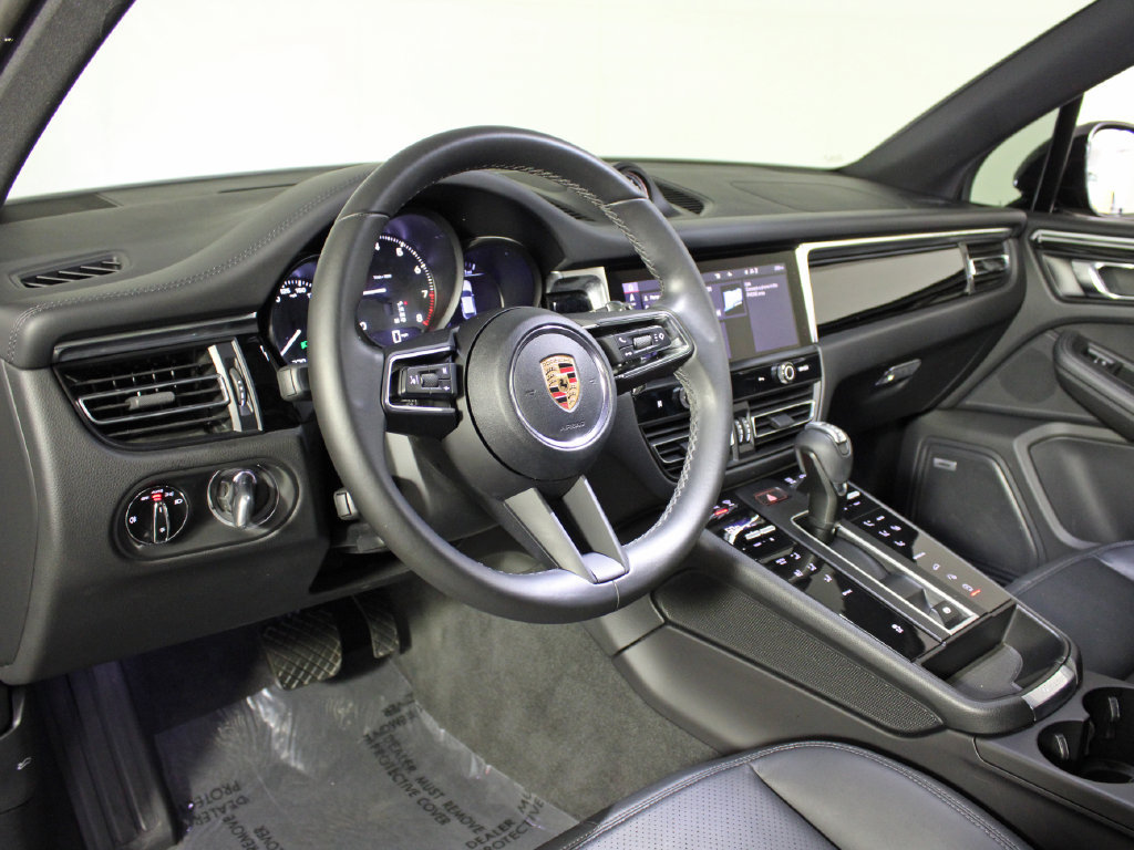 Certified 2022 Porsche Macan AWD/4WD image 4