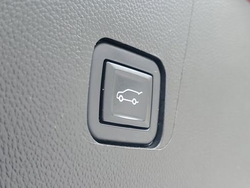 Used 2023 Chevrolet Traverse High Country image 9