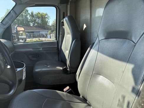 Used 2005 Ford E-350 and Econoline 350 Super Duty image 4