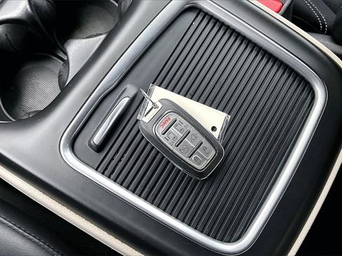 Used 2023 Chrysler Pacifica Touring-L image 11