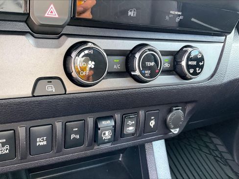 Used 2018 Toyota Tacoma TRD Sport w/ Technology Package RWD image 32